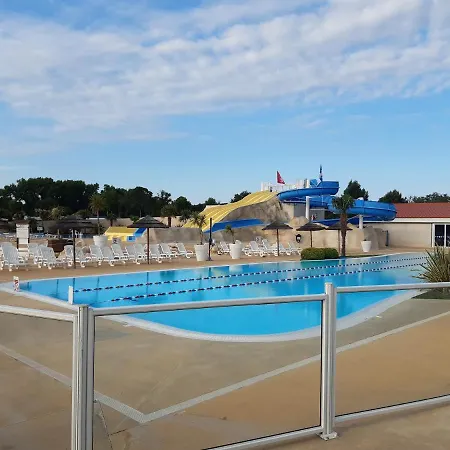 Les Charmettes: Spacious Mobile In 4-star Leisure Village Campsite *