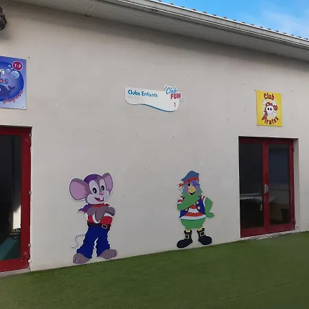 Campsite Les Charmettes: Spacious Mobile In 4-star Leisure Village