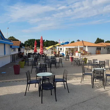 Les Charmettes: Spacious Mobile In 4-star Leisure Village Campsite *