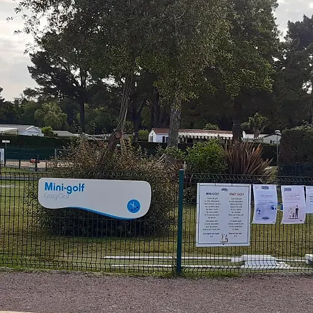 Les Charmettes: Spacious Mobile In 4-star Leisure Village Campsite