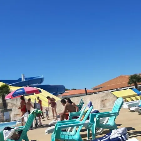 Les Charmettes: Spacious Mobile In 4-star Leisure Village