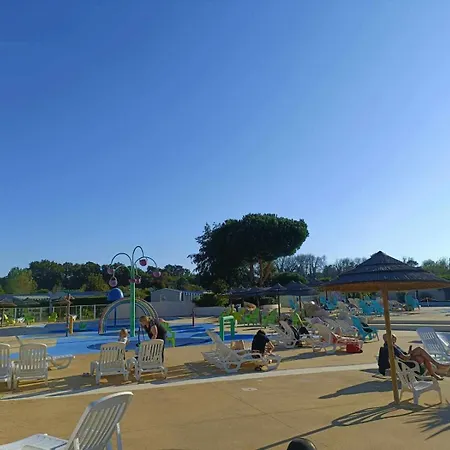 Les Charmettes: Spacious Mobile In 4-star Leisure Village *