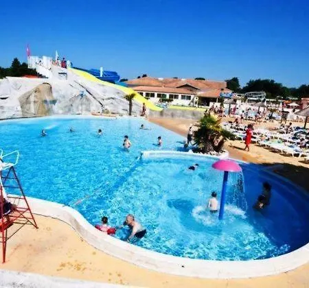 Les Charmettes: Spacious Mobile In 4-star Leisure Village Campsite Les Mathes