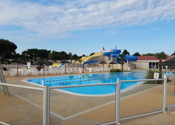 Les Charmettes: Spacious Mobile In 4-star Leisure Village Campsite *