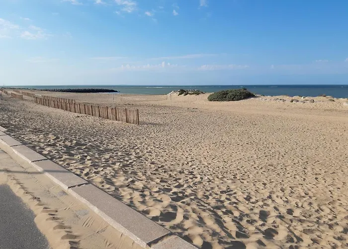 Les Charmettes: Spacious Mobile In 4-star Leisure Village Campsite