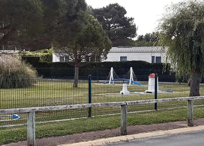 Campsite Les Charmettes: Spacious Mobile In 4-star Leisure Village