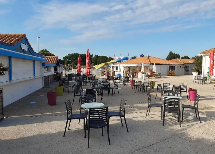 Les Charmettes: Spacious Mobile In 4-star Leisure Village Campsite *