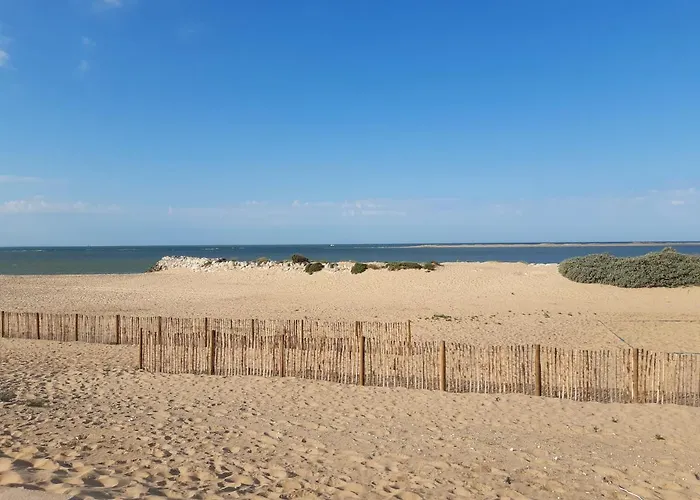 Les Charmettes: Spacious Mobile In 4-star Leisure Village Campsite