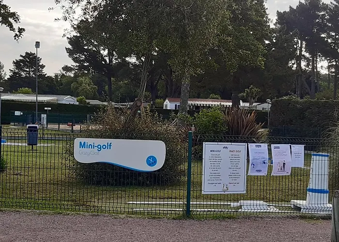 Les Charmettes: Spacious Mobile In 4-star Leisure Village Campsite