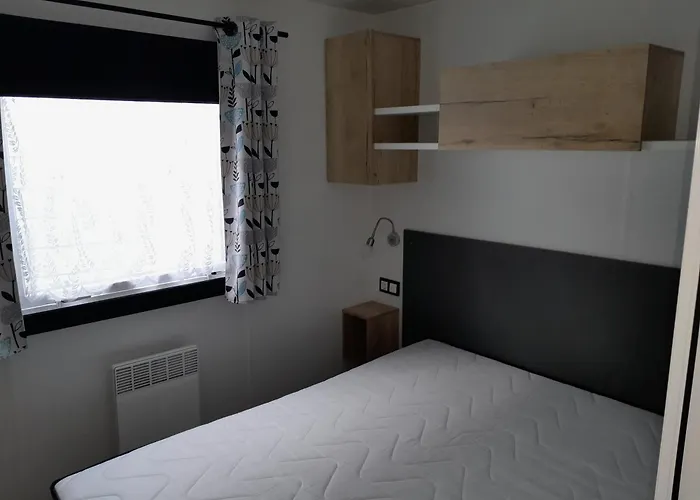 Les Charmettes: Spacious Mobile In 4-star Leisure Village Campsite