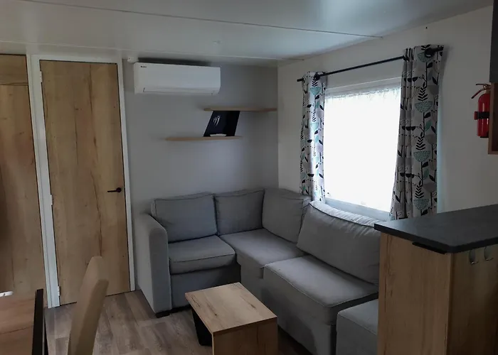 Les Charmettes: Spacious Mobile In 4-star Leisure Village Campsite *